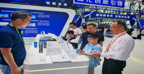 市工信局党组书记、局长张斌带队赴2025世界制造业大会我市展区巡馆